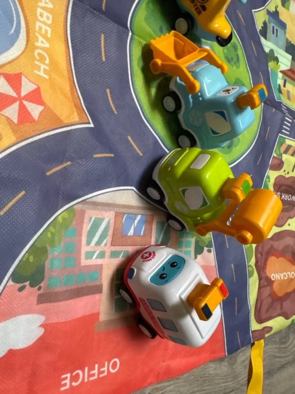 Haktoy Foldable City-Themed Play Mat With 6 Cartoon Toy Vehicles For Kids